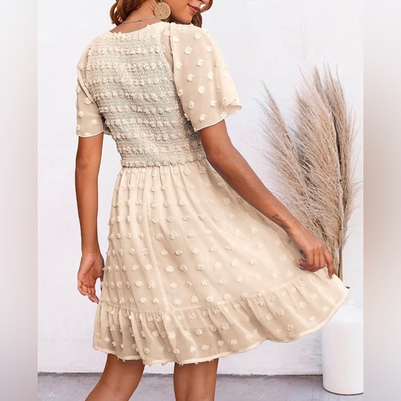 NWT Short Sleeve Smocked Swiss Dot Dress Size Medium - Picture 2 of 6